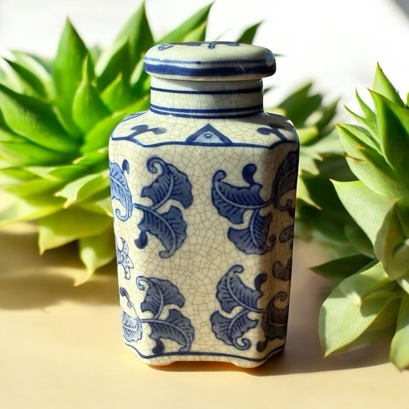 VINTAGE BLUE & WHITE PORCELAIN GINGER JAR WITH LID – CRACKLE GLAZE CHINOISERIE